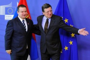 European Union commission President Jose Manuel Barroso and Serbian Prime Minister Ivica Dacic (Credit: AFP)